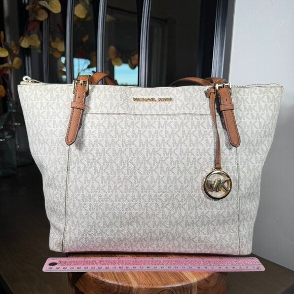 Michael Kors MK Signature Tote Bag — Vanilla & Acorn Monogram - Picture 9 of 16